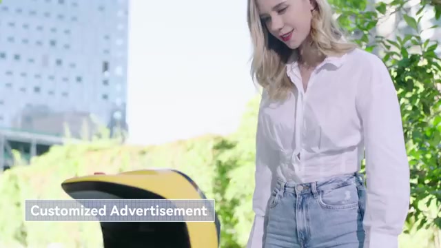 KettyBot Pro đón tiếp khách với màn hình quảng cáo